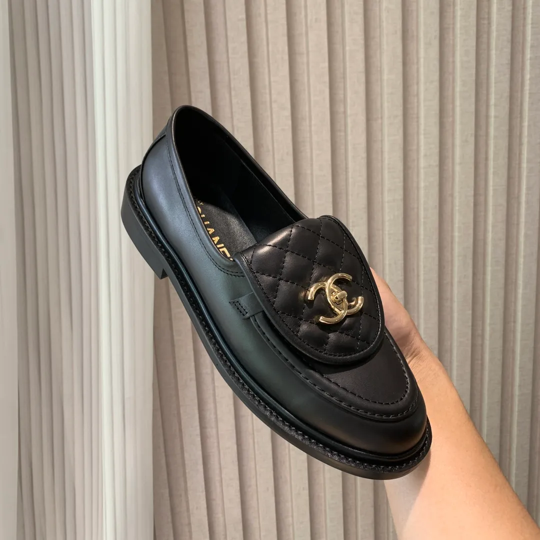 👟👟Ex-factory price 480👟👟 🍀 The official website is updated simultaneously with high version, CHANEL Chanel's new top autumn shoes series for early spring____________ is a must-have hot item for the fragrance family in spring, the goddess series, with the elegant and ladylike temperament of the fragrance family, super attractive, irresistible, and heart-warming... ▪️The upper is imported cowhide/butter/patent leather, high-end and texture ➕Original molded hardware buckle ➕Electric embroidery ▪️The lining is imported lambskin, soft and comfortable ▪️Original molded version, Italian genuine leather outsole🇮🇹 ▪️Number of codes: 34-42 (34 40 41 42 is custom-made, non-refundable and non-exchangeable) Multiple colors are available, you can also place an order with the picture